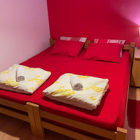 Skopje City Center Red Apartment ภายนอก รูปภาพ