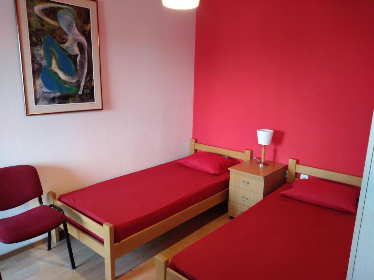 Skopje City Center Red Apartment ภายนอก รูปภาพ