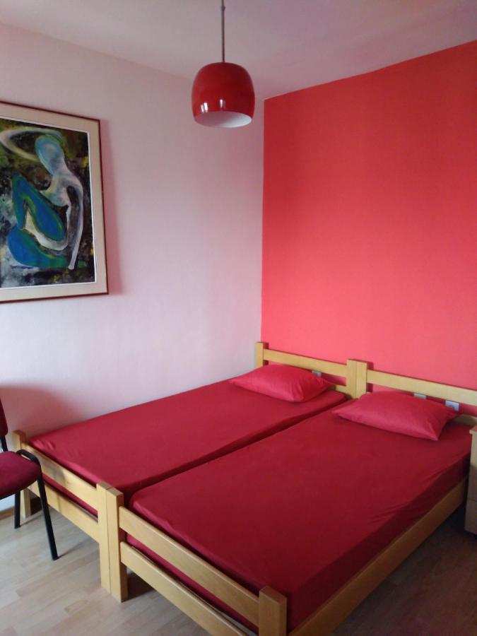 Skopje City Center Red Apartment ภายนอก รูปภาพ