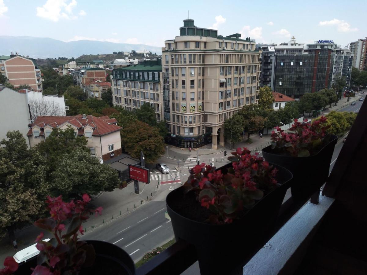 Skopje City Center Red Apartment ภายนอก รูปภาพ