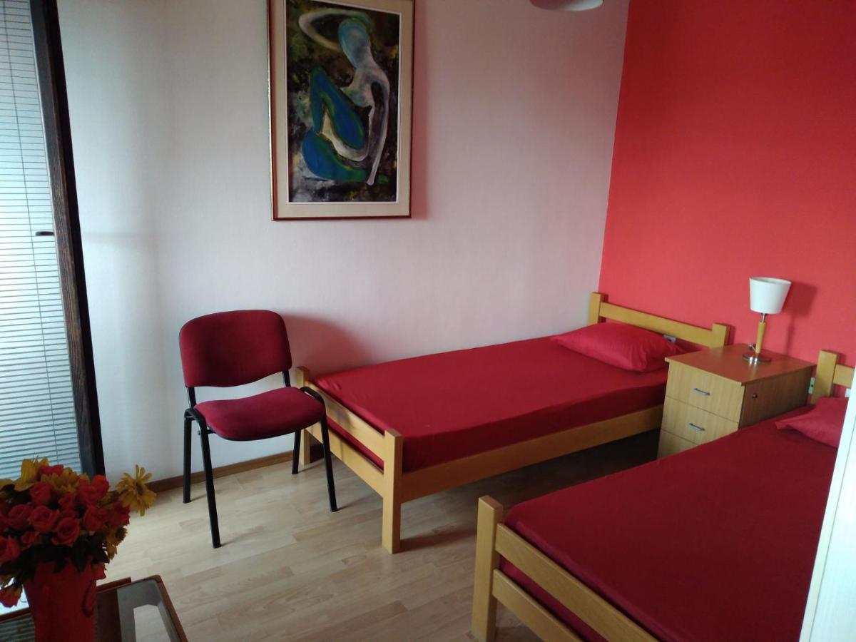 Skopje City Center Red Apartment ภายนอก รูปภาพ