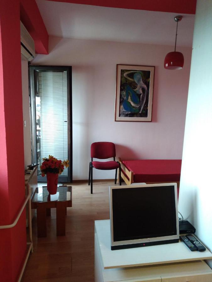 Skopje City Center Red Apartment ภายนอก รูปภาพ