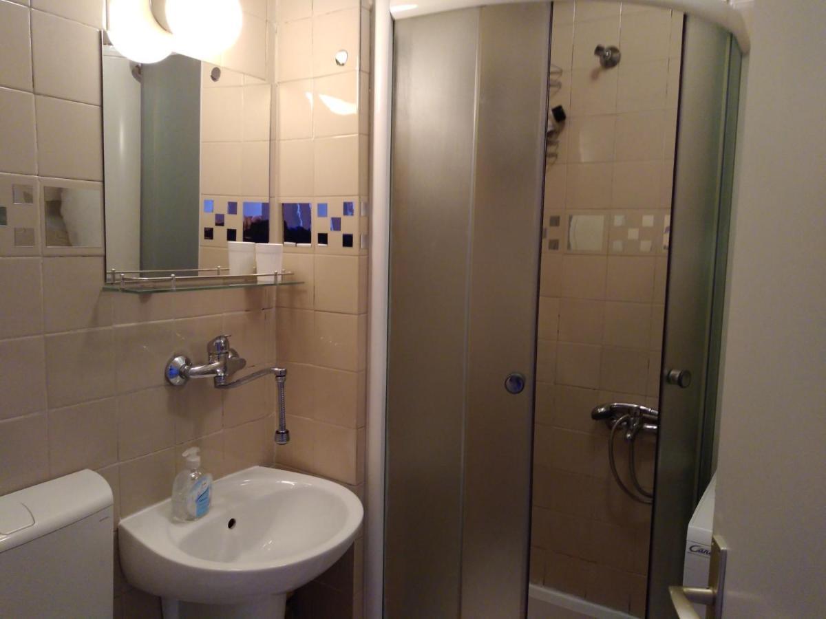 Skopje City Center Red Apartment ภายนอก รูปภาพ