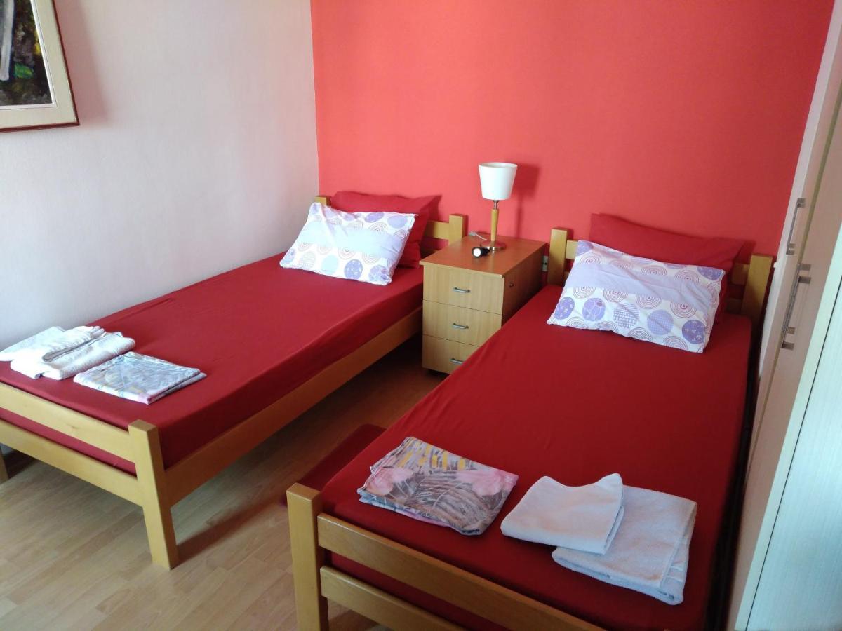 Skopje City Center Red Apartment ภายนอก รูปภาพ