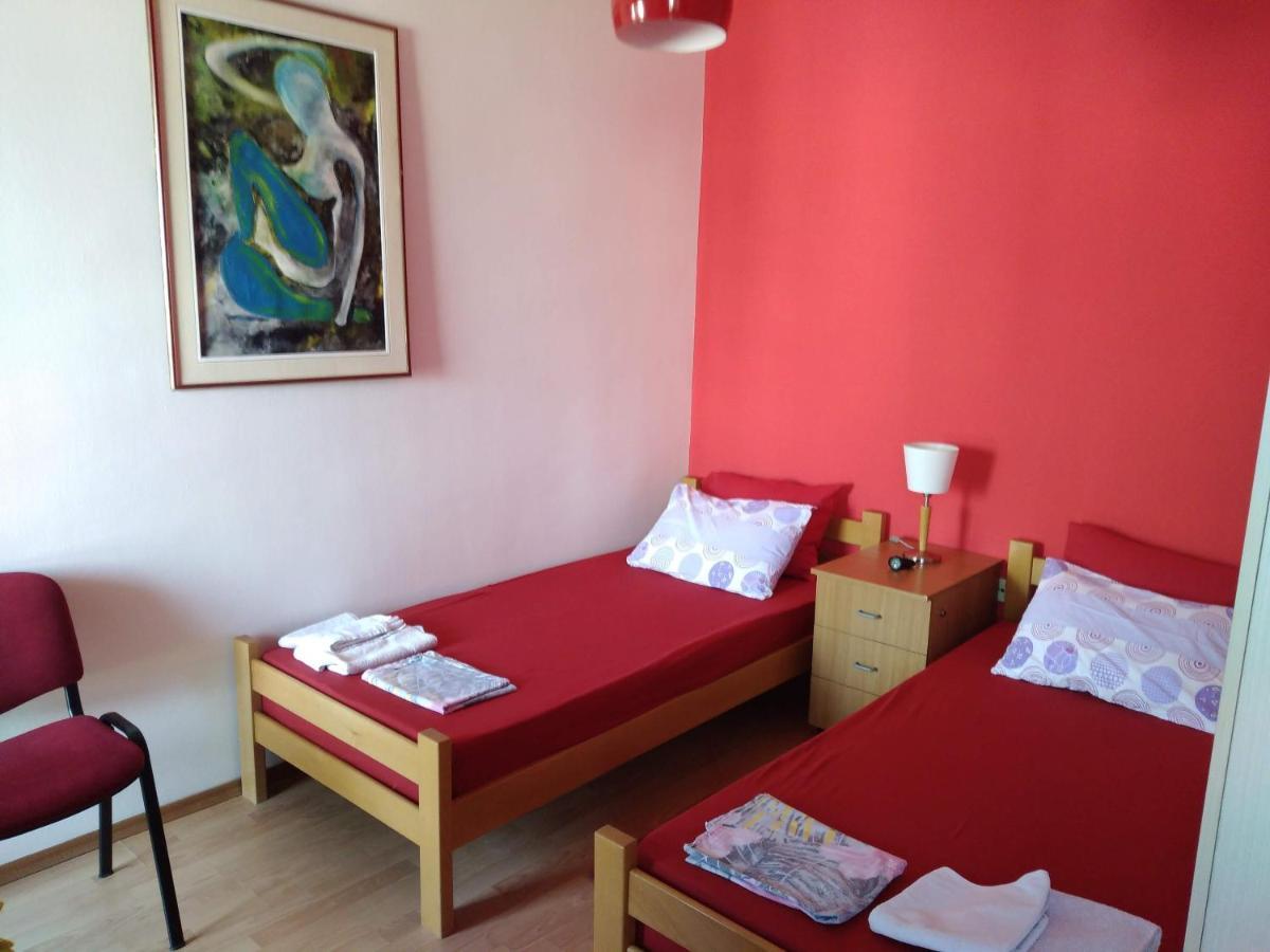 Skopje City Center Red Apartment ภายนอก รูปภาพ