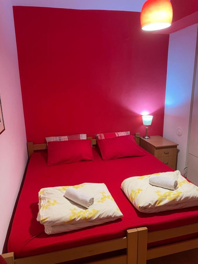 Skopje City Center Red Apartment ภายนอก รูปภาพ