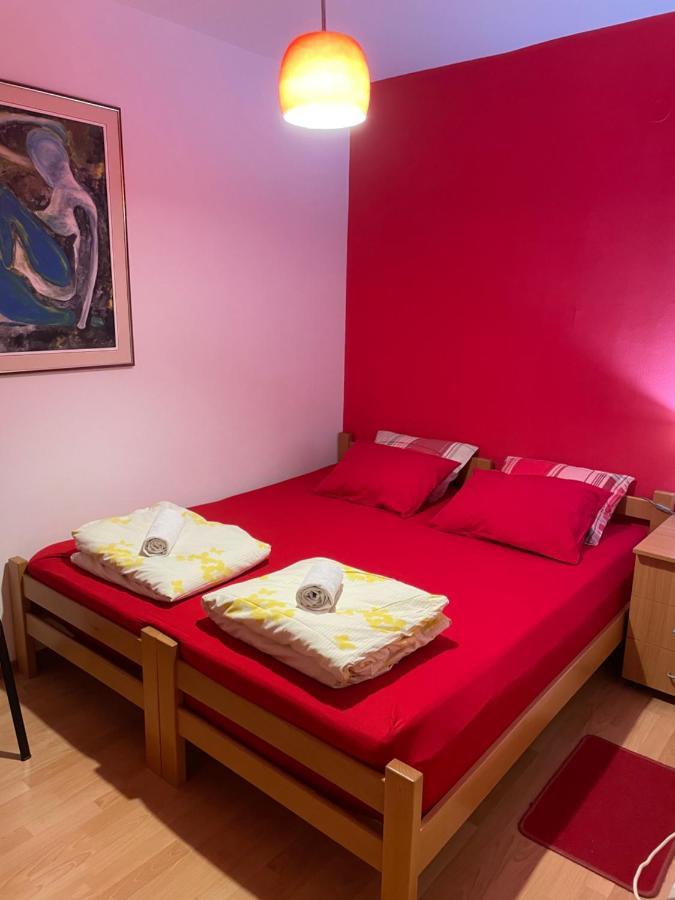Skopje City Center Red Apartment ภายนอก รูปภาพ