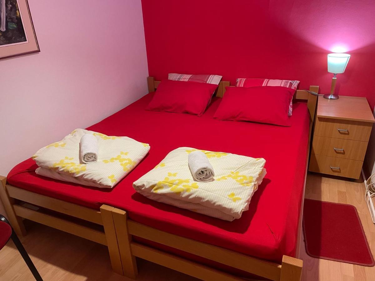 Skopje City Center Red Apartment ภายนอก รูปภาพ
